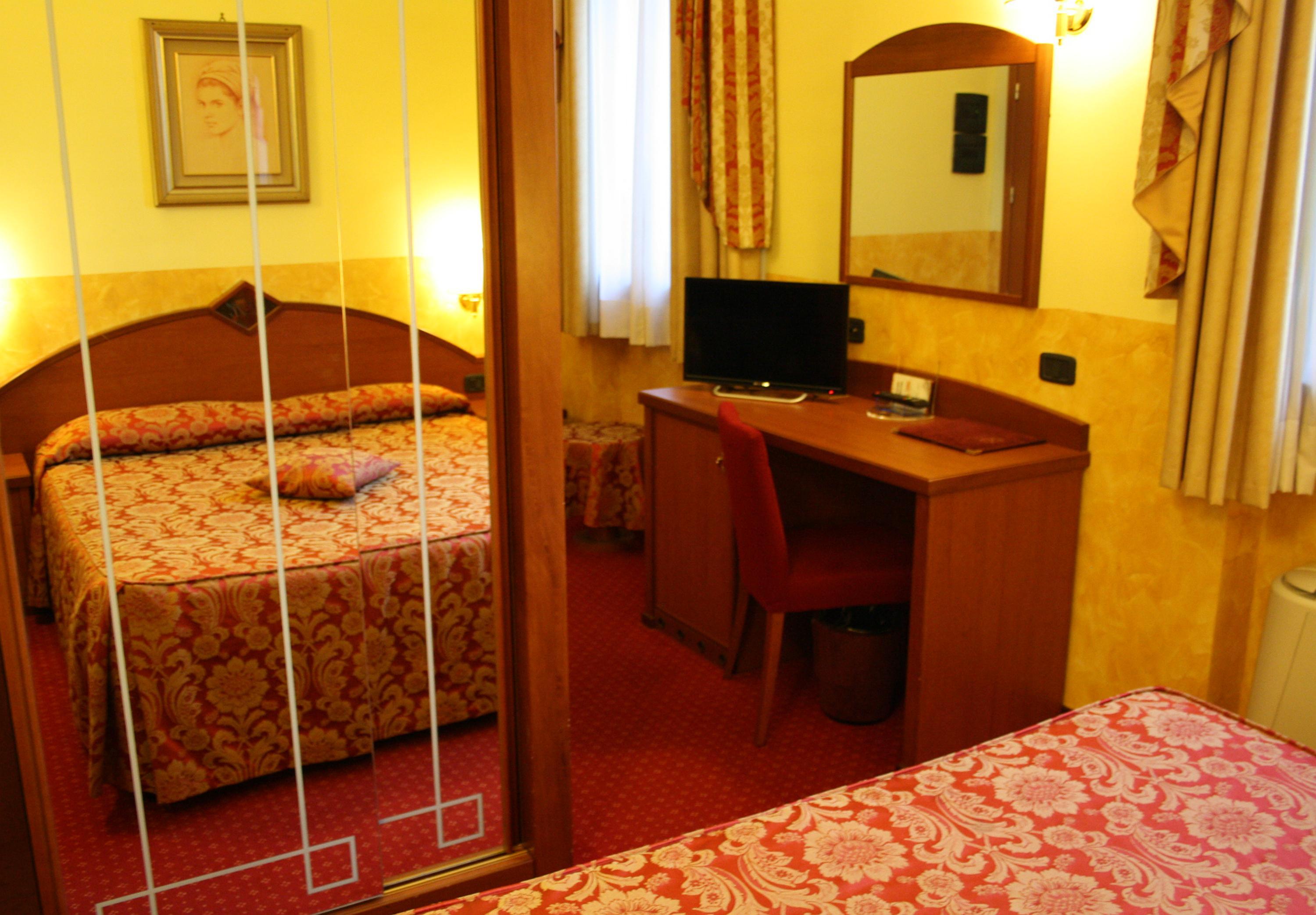 Hotel Majestic San Giuliano Milanese Exteriör bild