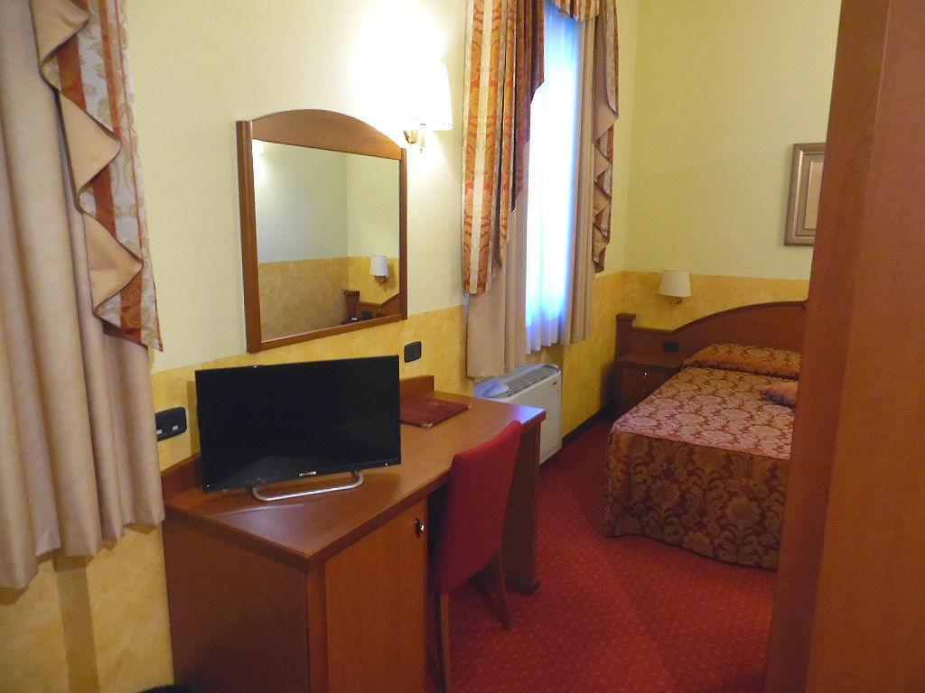 Hotel Majestic San Giuliano Milanese Exteriör bild