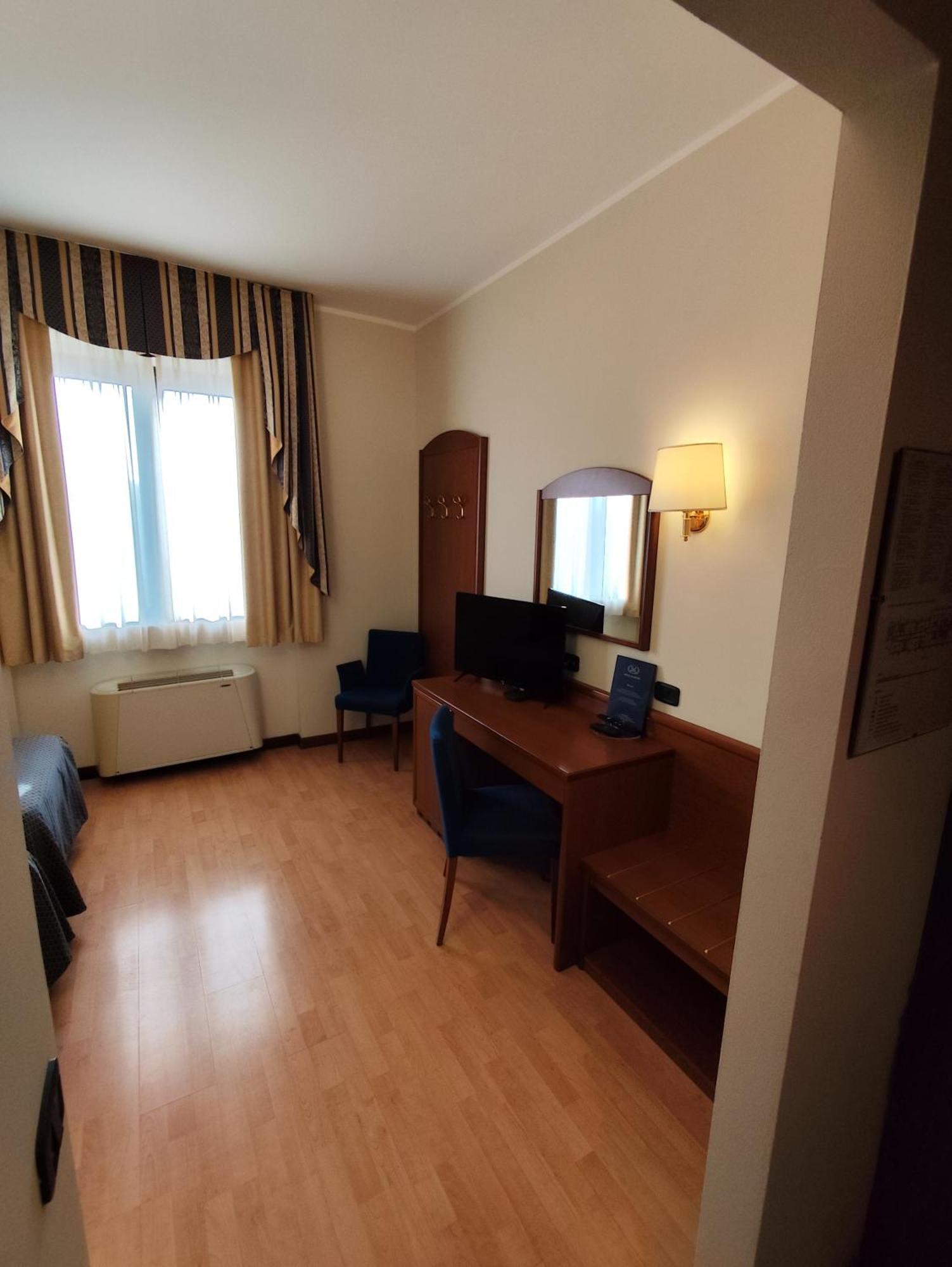 Hotel Majestic San Giuliano Milanese Exteriör bild